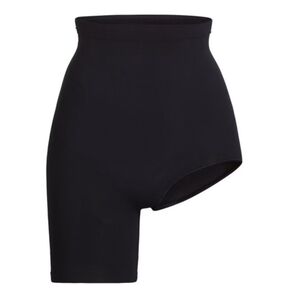 SKIMS▪️Seamless Sculpt Solution Short Left Leg Exposed
